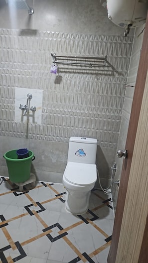 Ducha, artículos de higiene personal gratuitos, toallas y jabón