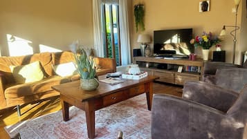 Een televisie en een kantoor