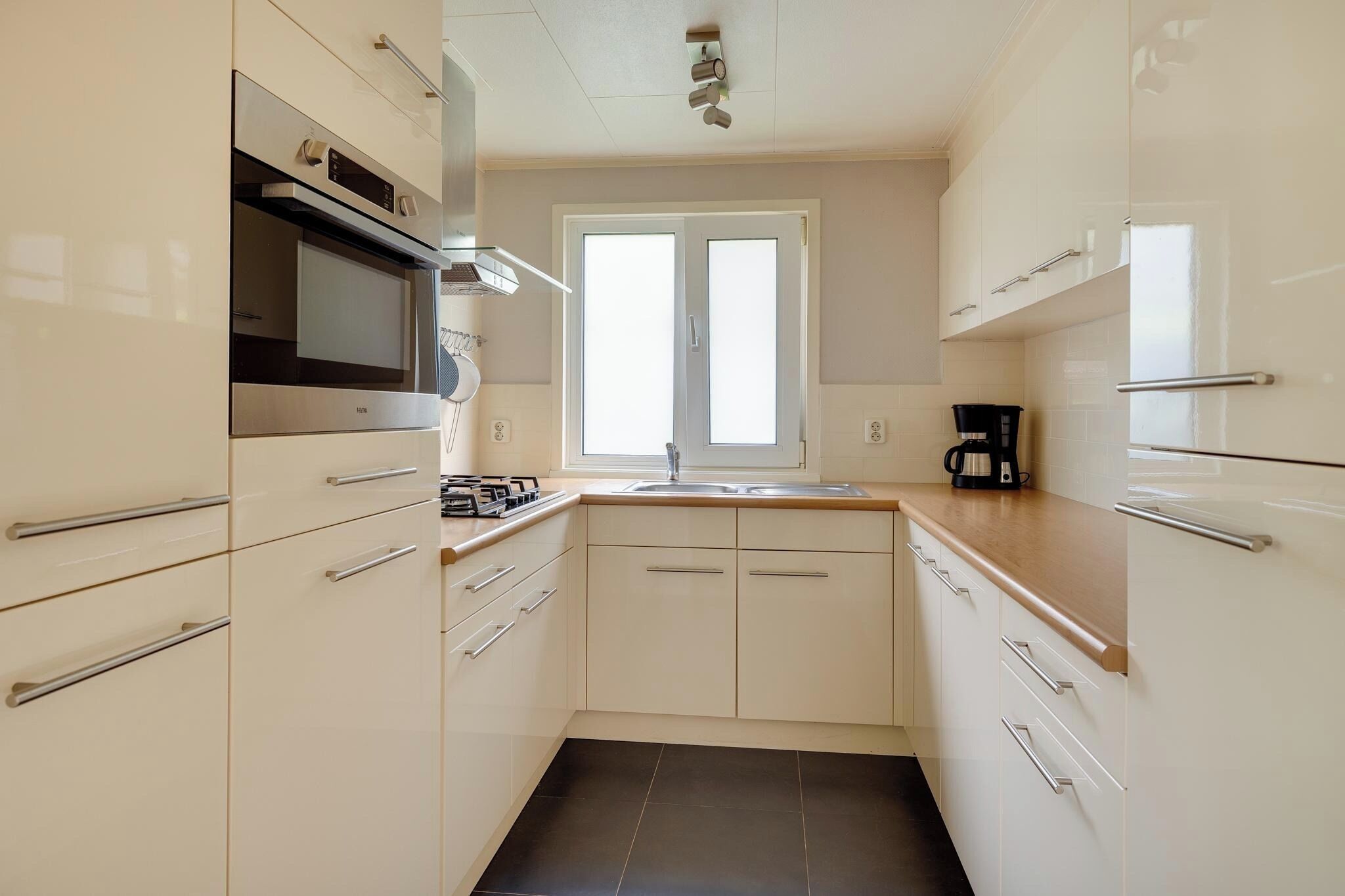 Wasserkocher mit Kaffee-/Teezubehör, Kühlschrank, Mikrowelle, Ofen