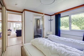 Room - This detached forest lodge offers you all the space and comfort for a relaxing Veluwe holiday. Enjoy the fully equipped kitchen with dishwasher, cozy living room and your own terrace in the woodland setting. (Harderwijk)