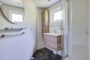 Bathroom - This detached forest lodge offers you all the space and comfort for a relaxing Veluwe holiday. Enjoy the fully equipped kitchen with dishwasher, cozy living room and your own terrace in the woodland setting. (Harderwijk)