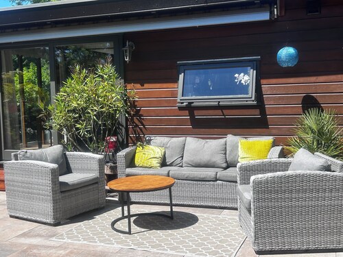 Onze vrijstaande boslodge biedt je alle ruimte en comfort voor een ontspannen vakantie op de Veluwe. Geniet van de gezellige woonkamer, de volledig uitgeruste keuken met vaatwasser en de privé gelegen tuin in deze bosrijke omgeving.