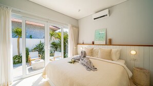 Quarto com uma cama grande, vista para o exterior e ventoinha no teto.