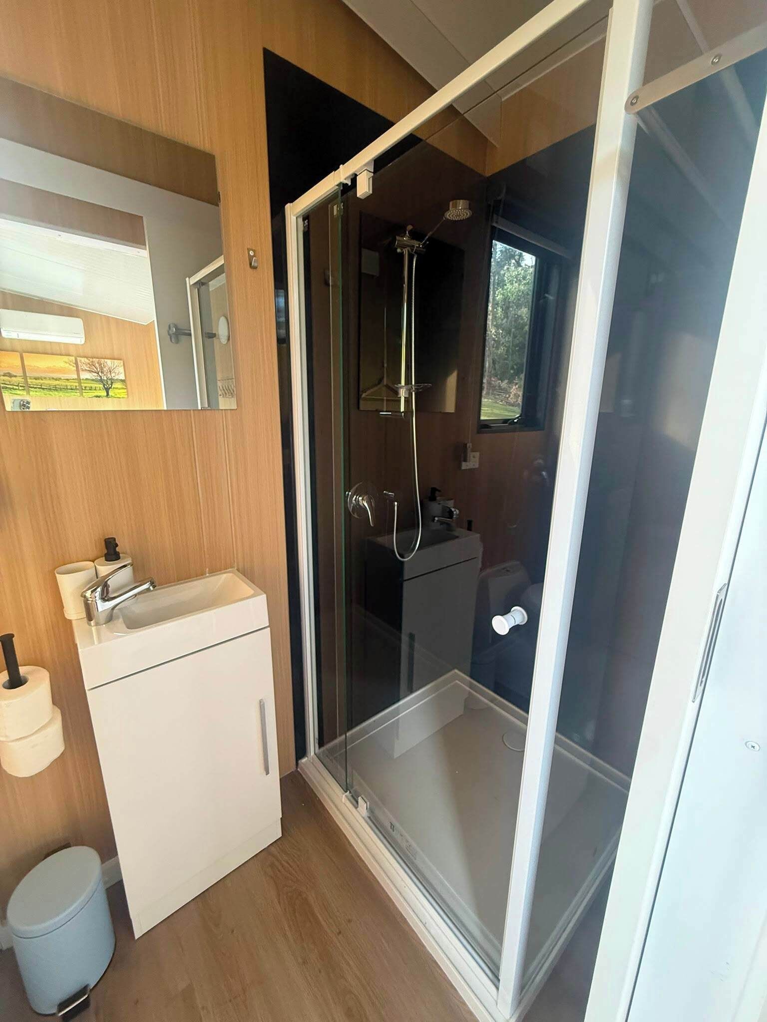 Shower, hair dryer, towels, shampoo