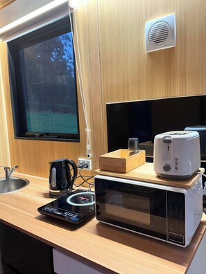 Kühlschrank, Herdplatte, Toaster, Kochgeschirr/Geschirr/Besteck