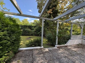 A covered outdoor area with a gravel floor and a wooden pergola structure. - Hafenliebe Travemünde - "Hafenliebe" Vacation Rental – A Beachfront Vacation in (Lübeck)
