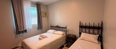 4 bedrooms, iron/ironing board, WiFi, bed sheets