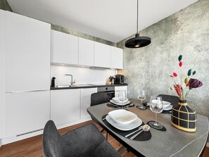 Wasserkocher mit Kaffee-/Teezubehör, Kühlschrank, Ofen, Herdplatte