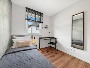 2 Schlafzimmer, Schreibtisch, Bügeleisen/Bügelbrett, WLAN