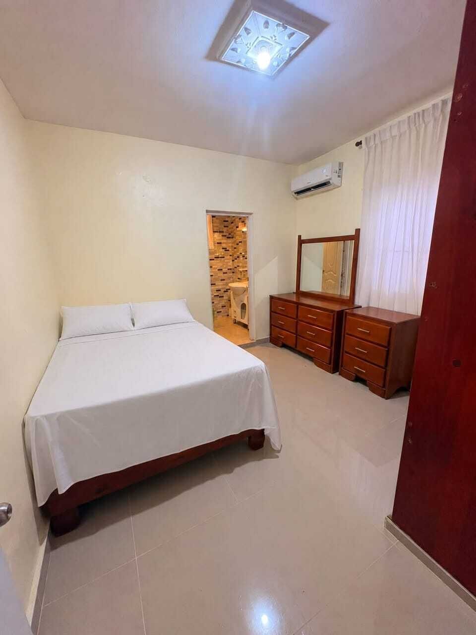 3 habitaciones, tabla de planchar con plancha, wifi y ropa de cama 