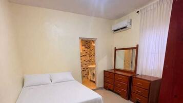 3 habitaciones, tabla de planchar con plancha, wifi y ropa de cama