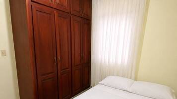 3 habitaciones, tabla de planchar con plancha, wifi y ropa de cama