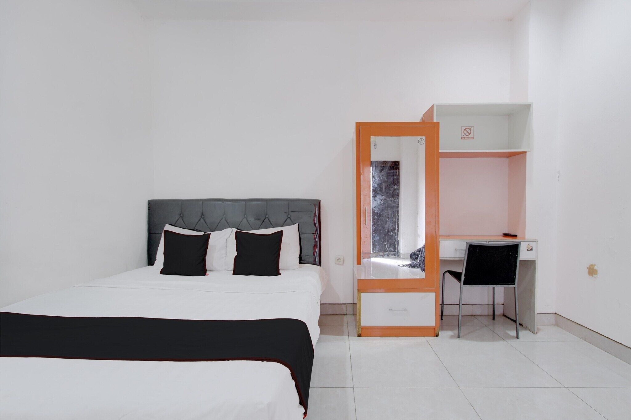 Desk, WiFi (free), bed sheets