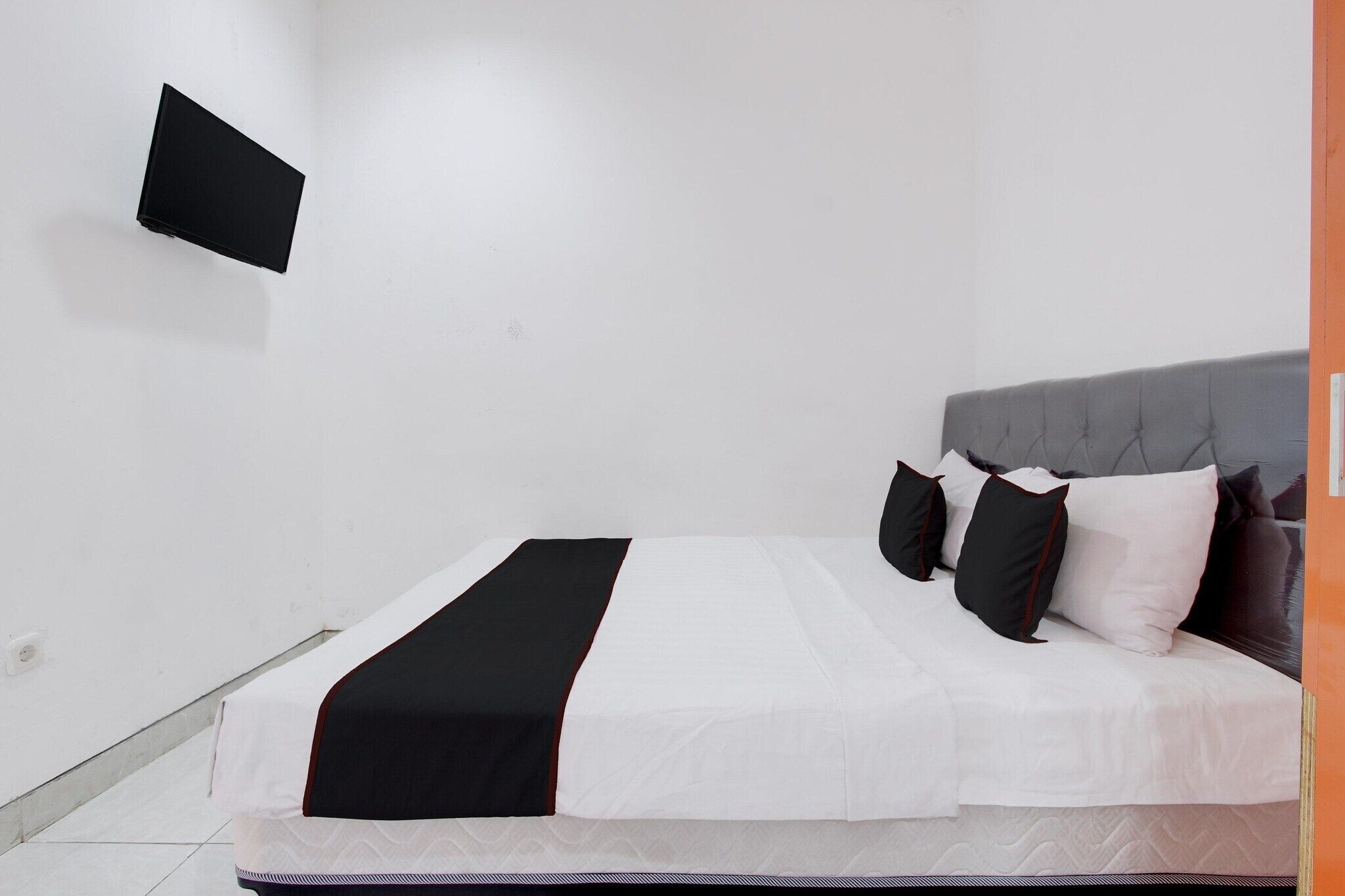 Desk, WiFi (free), bed sheets