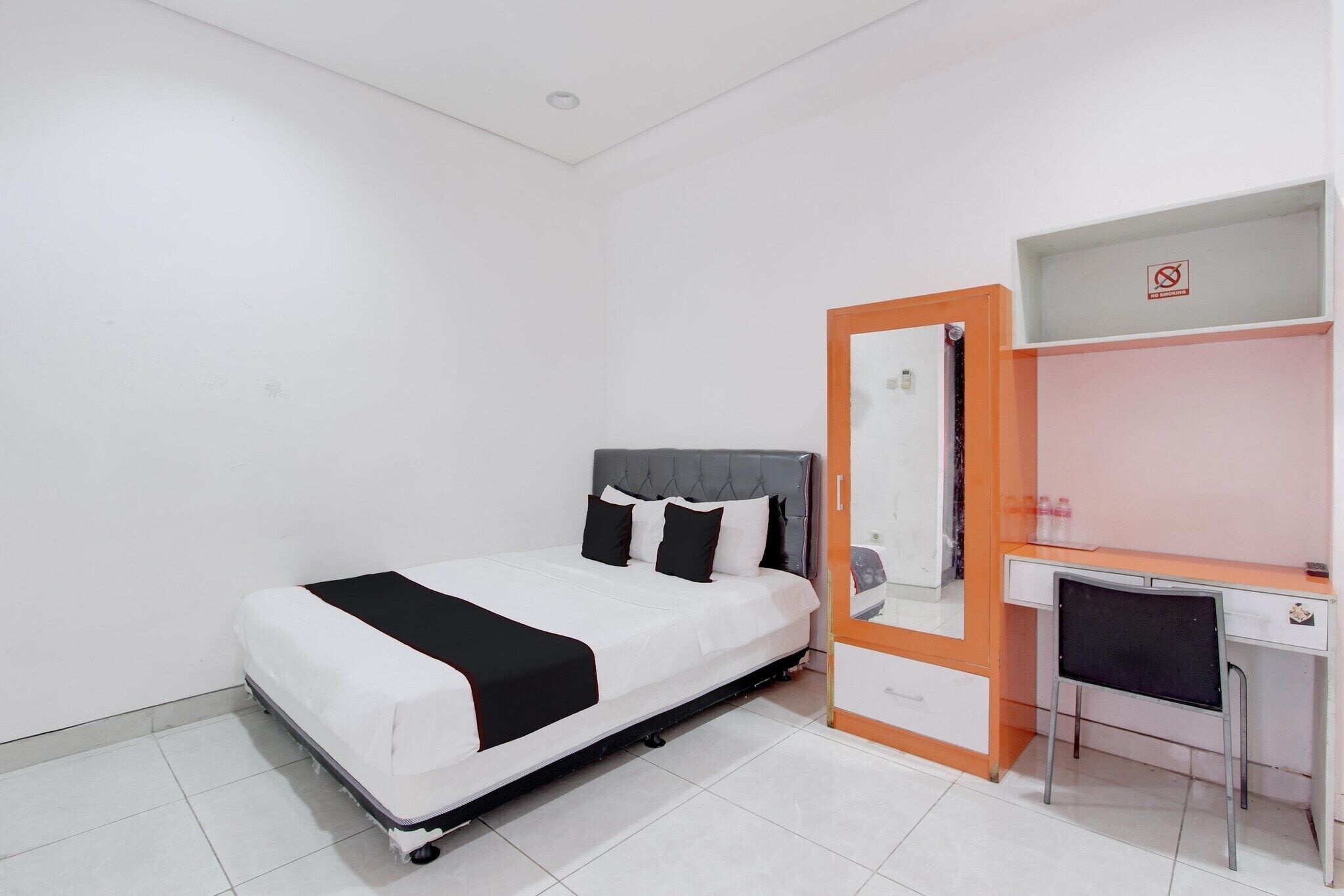 Desk, WiFi (free), bed sheets