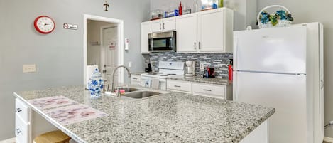 Coffee/tea maker, fridge, microwave, stovetop