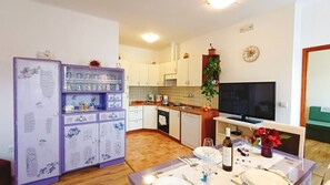 Coffee/tea maker, fridge, oven, dishwasher