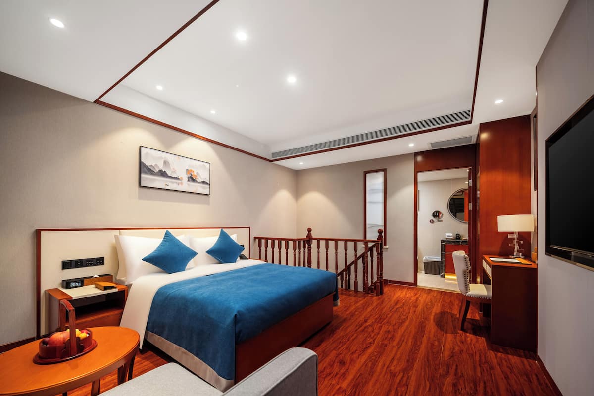Cubrecamas, colchones Select Comfort, minibar y escritorio 