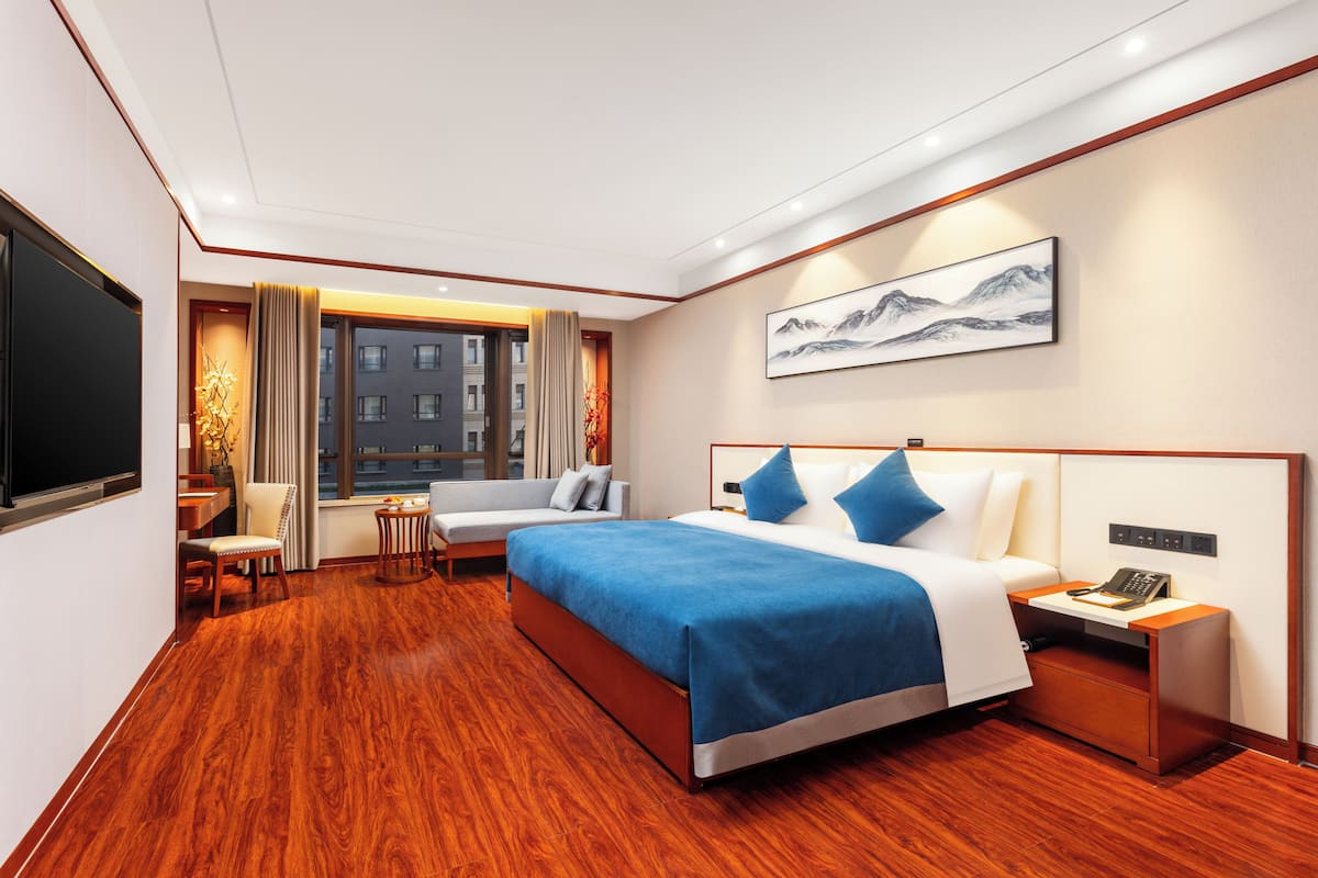 Cubrecamas, colchones Select Comfort, minibar y escritorio 