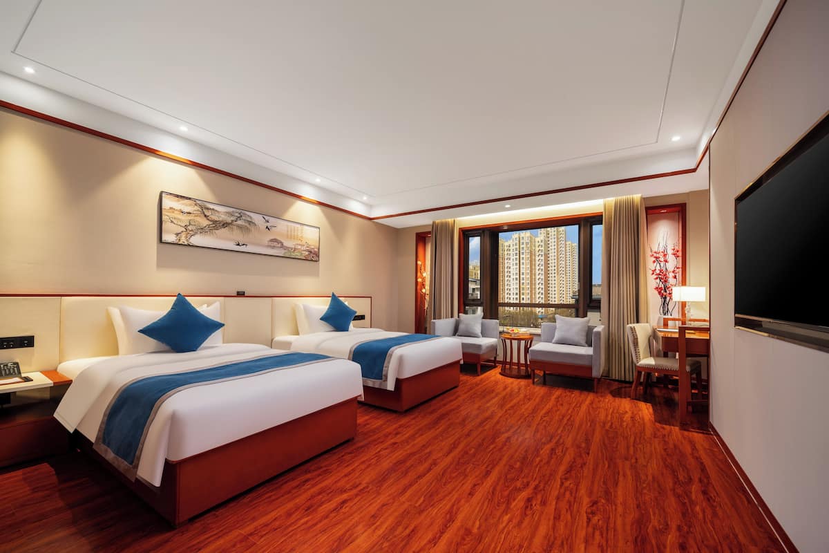 Cubrecamas, colchones Select Comfort, minibar y escritorio 