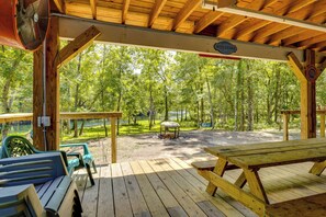 Outdoor dining - On-Site Spring & River Access! Sunshine State Stay (High Springs)