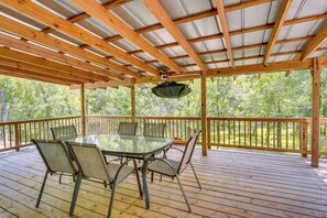 Outdoor dining - On-Site Spring & River Access! Sunshine State Stay (High Springs)