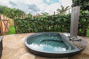Bồn tắm spa ngoài trời