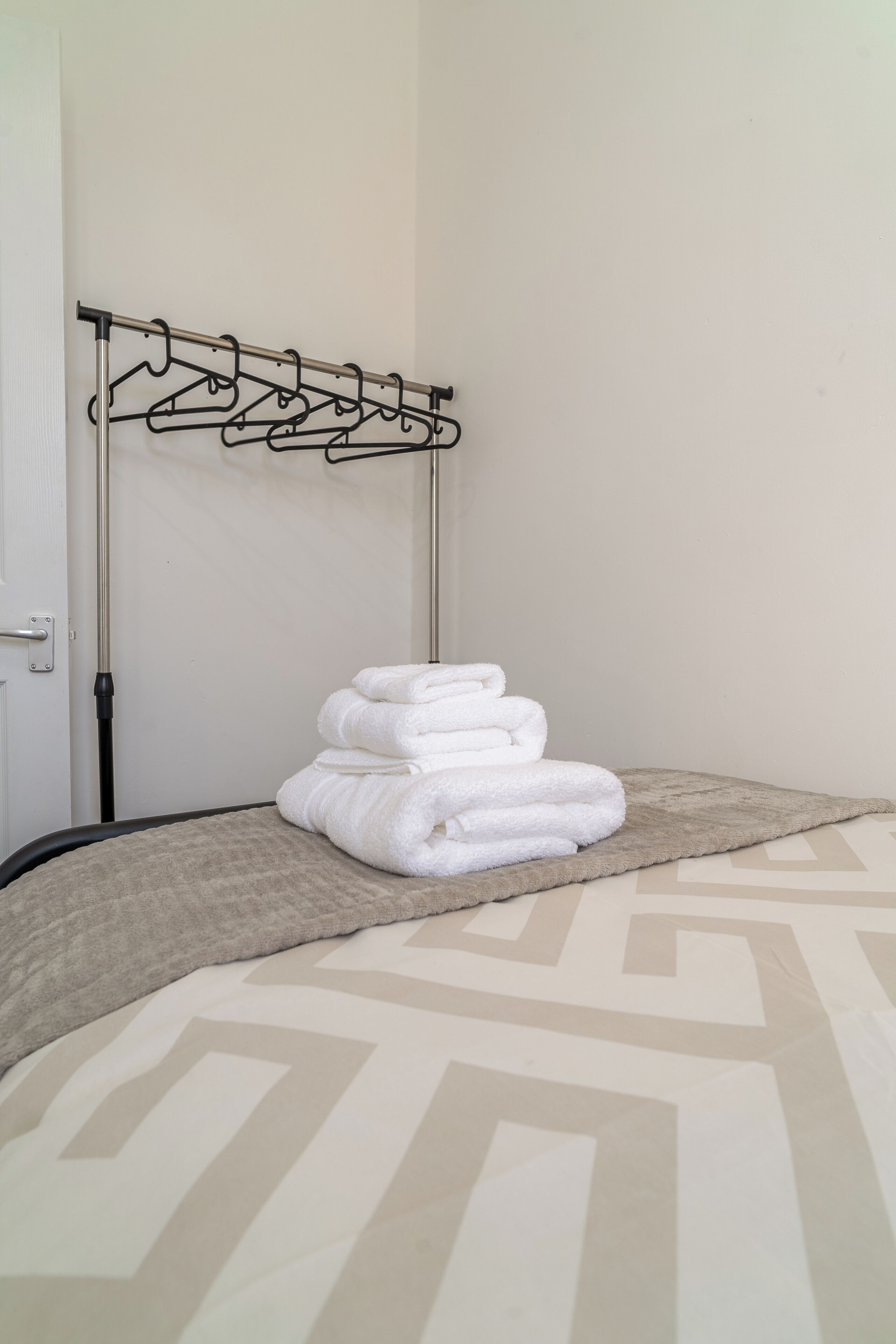 2 quartos, ferros/tábuas de passar roupa, Wi-Fi, roupa de cama