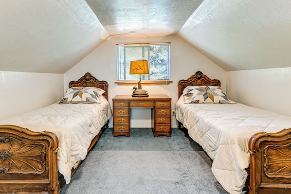 A bedroom with two wooden beds, a desk, and a window with blinds. - 6 Mi to Crater Lake NP / Quiet & Secluded Home (Fort Klamath)