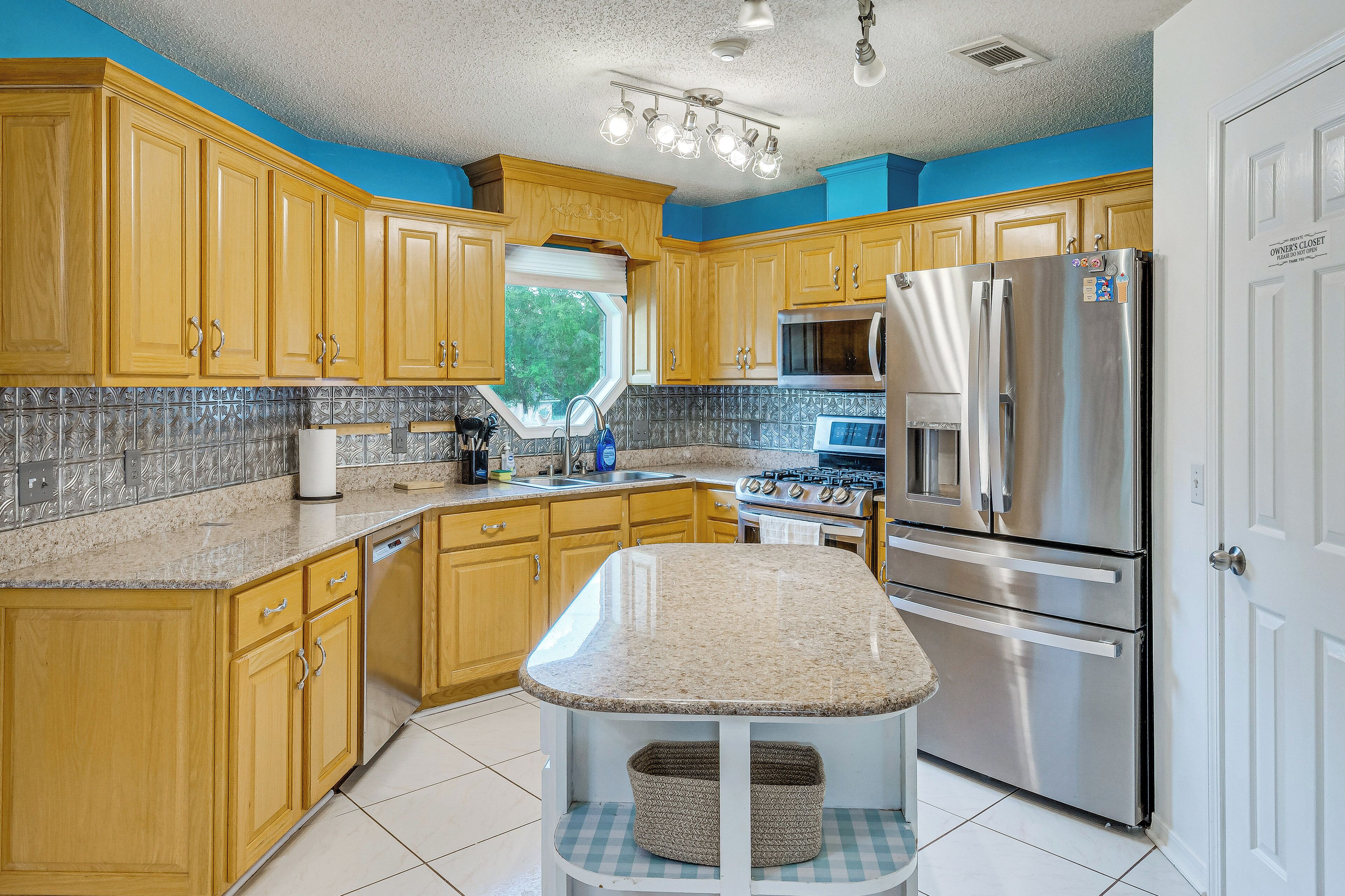Coffee/tea maker, fridge, microwave, stovetop