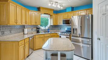 Coffee/tea maker, fridge, microwave, stovetop