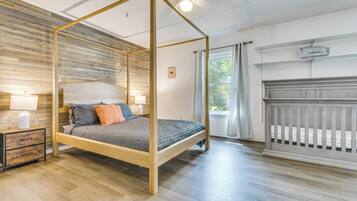 3 Schlafzimmer, Schreibtisch, Bügeleisen/Bügelbrett, Reisekinderbett