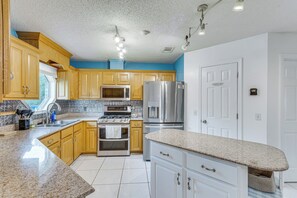 Coffee/tea maker, fridge, microwave, stovetop