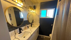 ヘアドライヤー、タオル、石鹸、トイレットペーパー