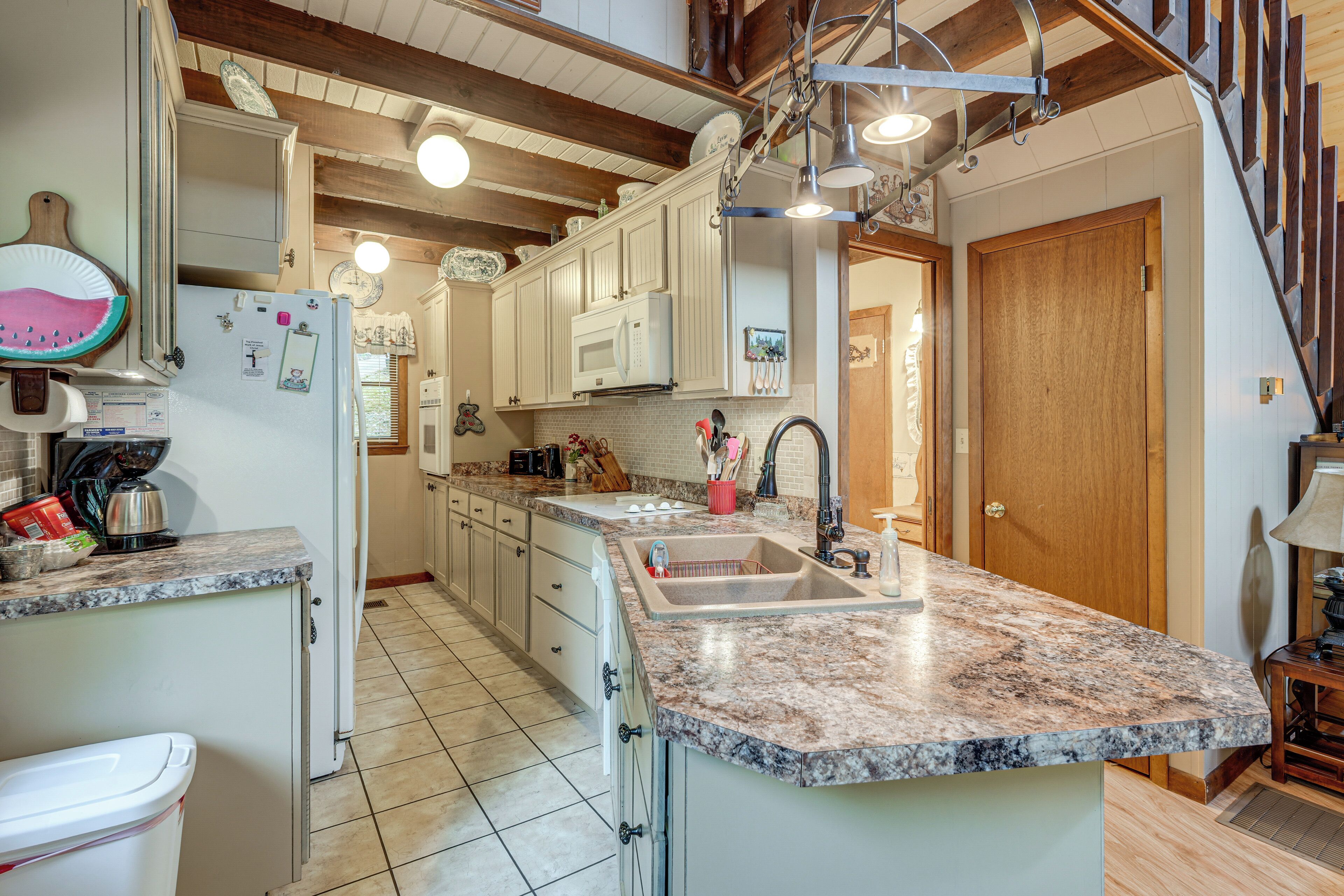 Coffee/tea maker, fridge, microwave, stovetop
