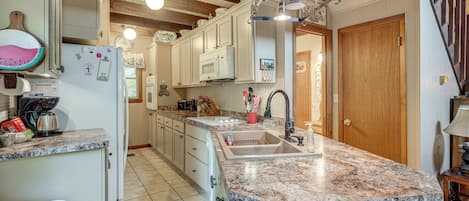 Coffee/tea maker, fridge, microwave, stovetop