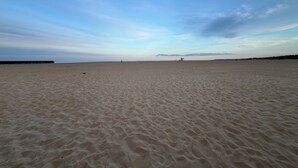 A wide sandy beach with a clear sky. - Aldous Rest - Cosy Park Home in quiet Norfolk Countryside (Fritton)