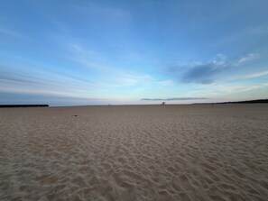 A wide sandy beach with a clear sky. - Aldous Rest - Cosy Park Home in quiet Norfolk Countryside (Fritton)