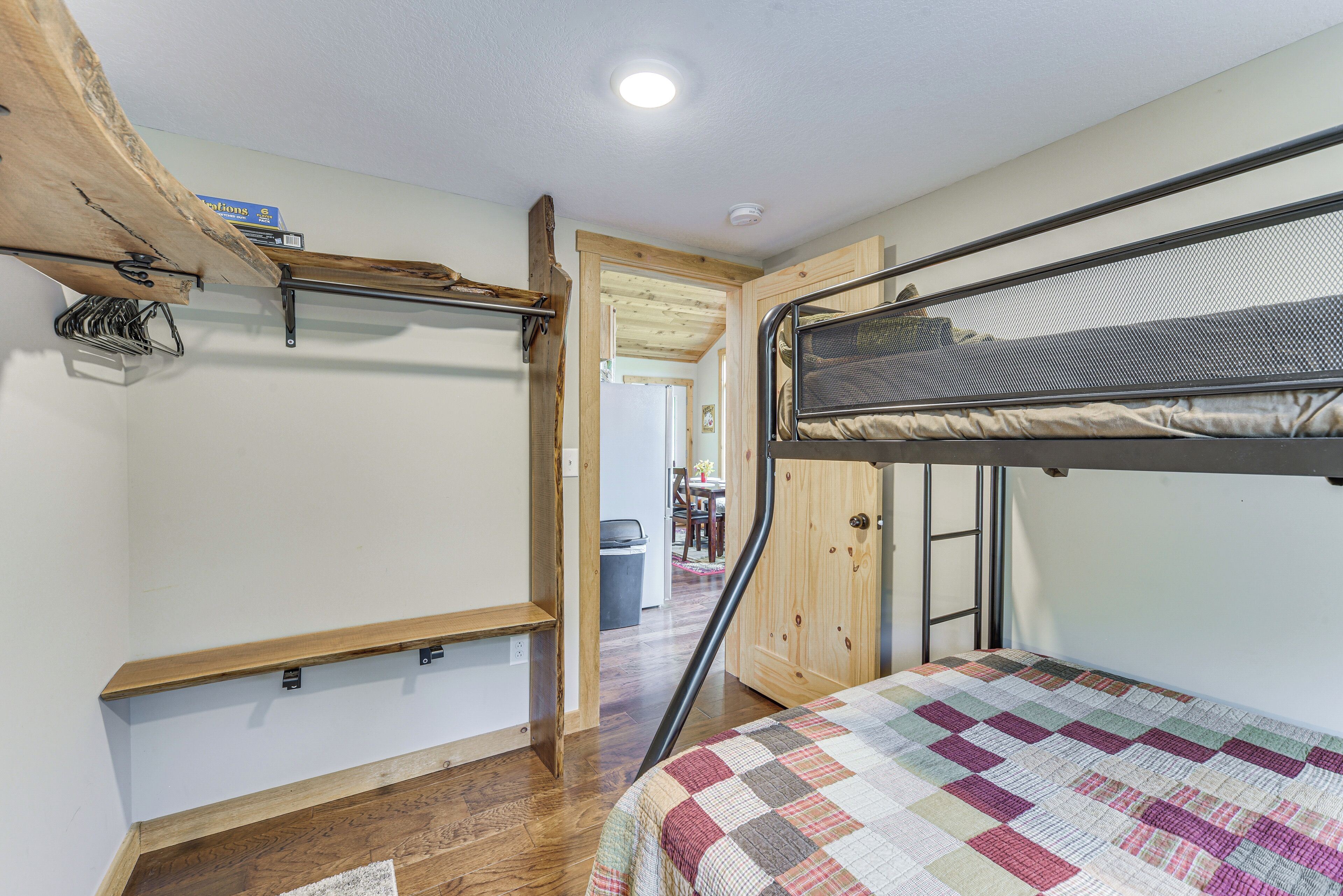 1 bedroom, desk, internet, bed sheets