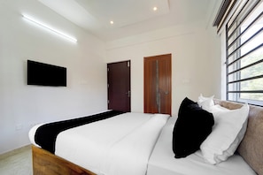 Classic Room | Desk, iron/ironing board (on request), WiFi (free), bed sheets - Super Collection O Malabar Botanical (Kozhikode)