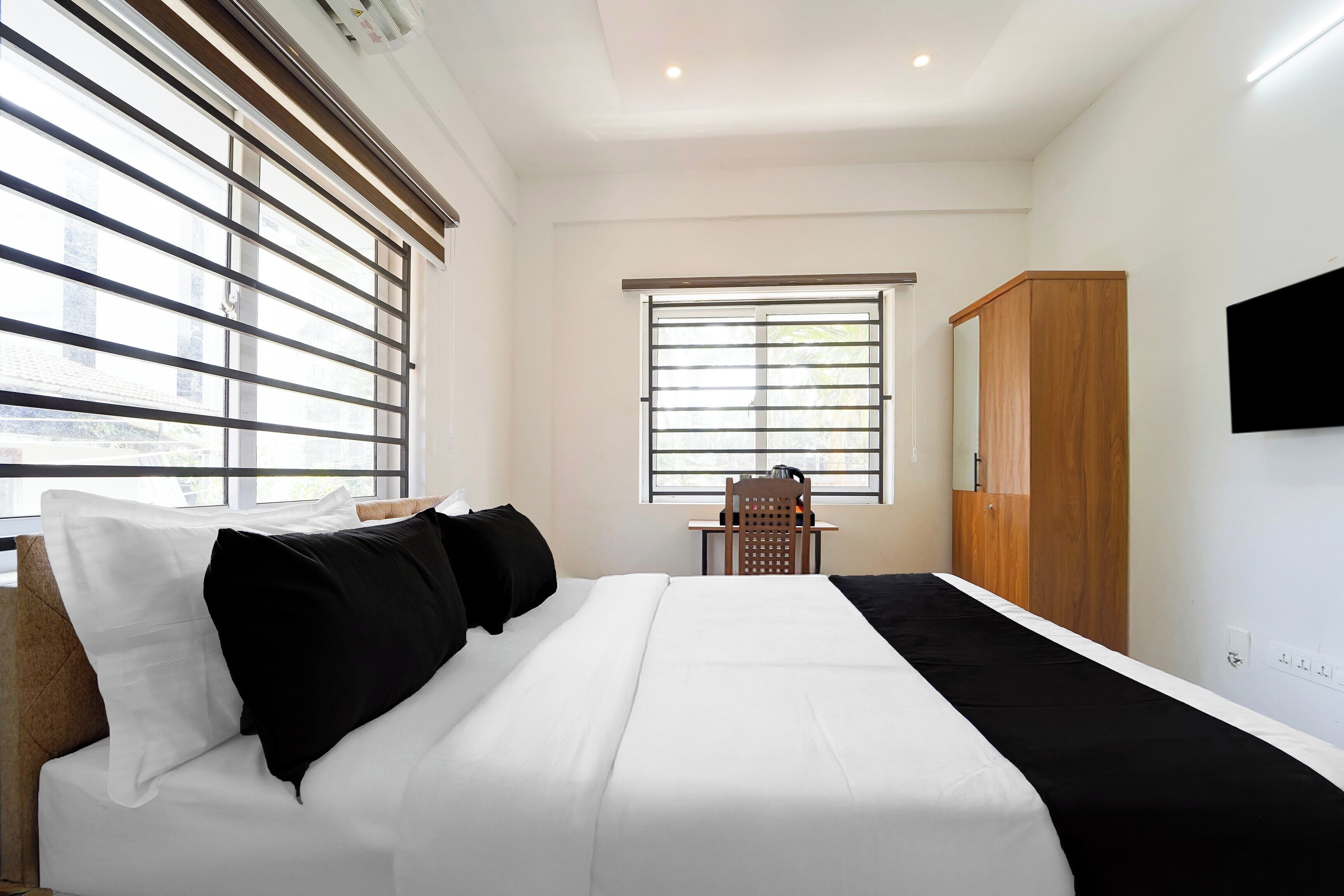 Desk, iron/ironing board (on request), WiFi (free), bed sheets