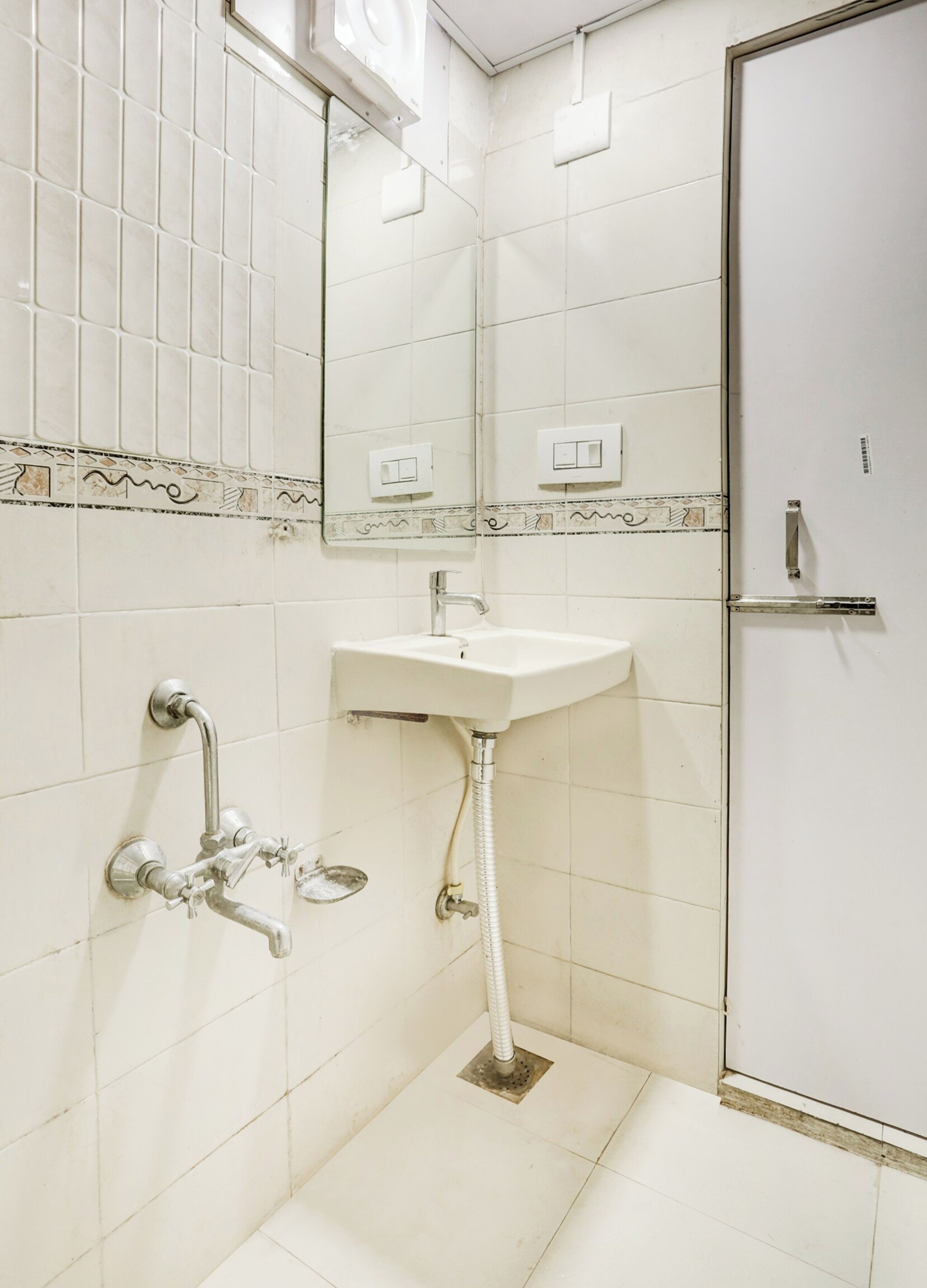Classic Room | Bathroom | Shower, free toiletries, towels, soap