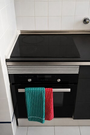 コーヒー / ティーメーカー、冷蔵庫、電子レンジ、オーブン
