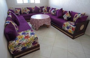 TV - Charming 2-Bedroom Apartment with Pool View and Balcony (Martil)