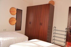 2 bedrooms, iron/ironing board, internet, bed sheets - Kilimani Penthouse with Skyline Views Pool & Wi-Fi (Nairobi)