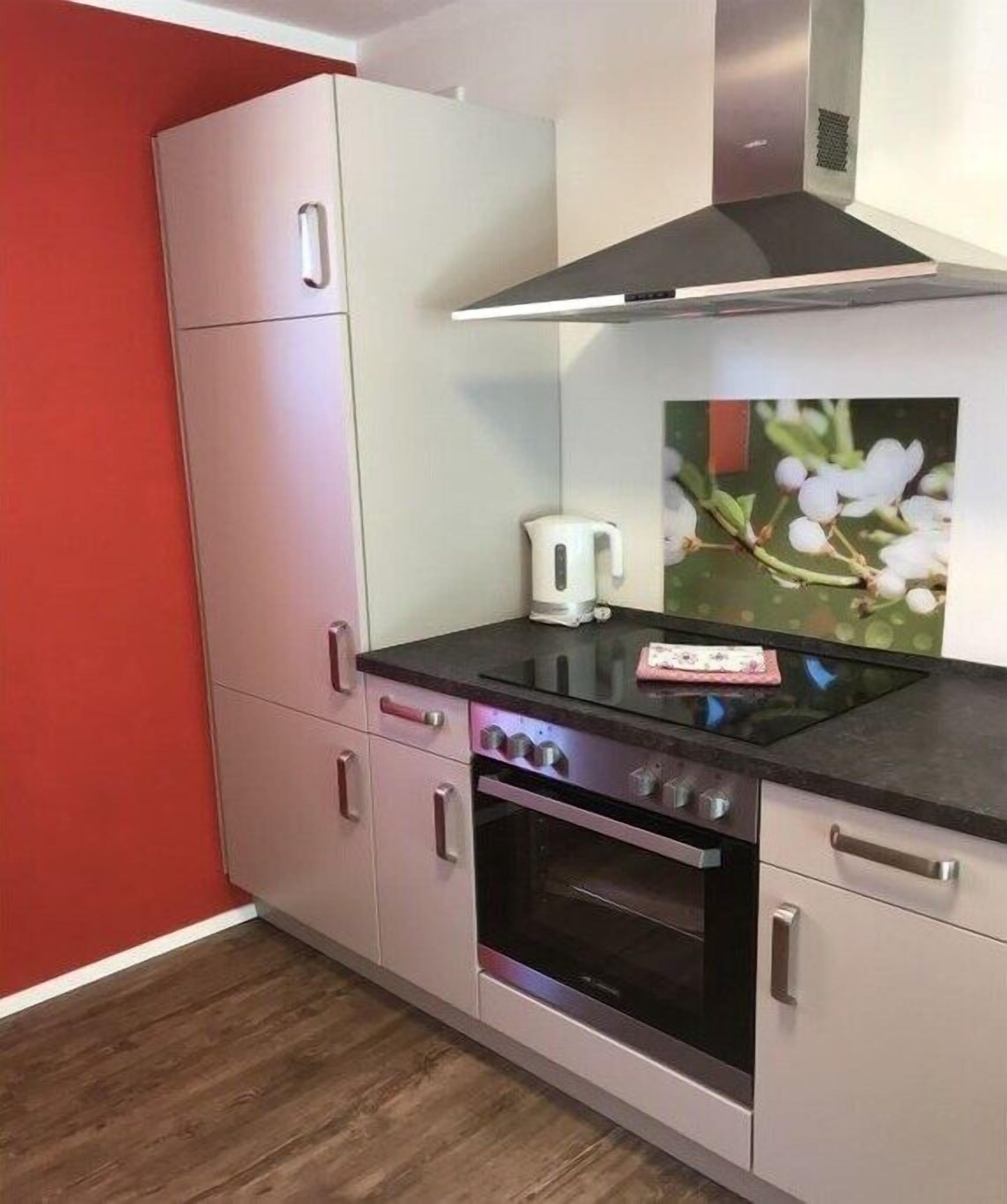 Coffee/tea maker, fridge, oven, stovetop