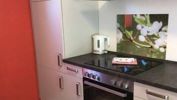 Coffee/tea maker, fridge, oven, stovetop