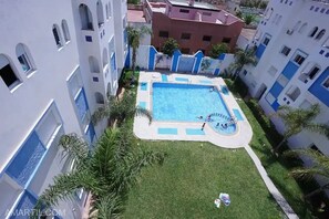 Pool - Charming 2-Bedroom Apartment with Garden View in Martil (Martil)