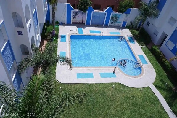 Pool - Charming 2-Bedroom Apartment with Garden View in Martil (Martil)