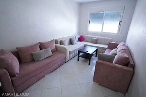 Living area - Charming 2-Bedroom Apartment with Garden View in Martil (Martil)